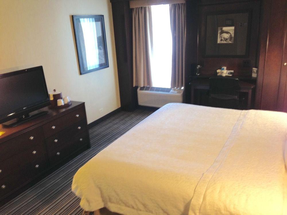 Hampton Inn & Suites Линкольншир Экстерьер фото