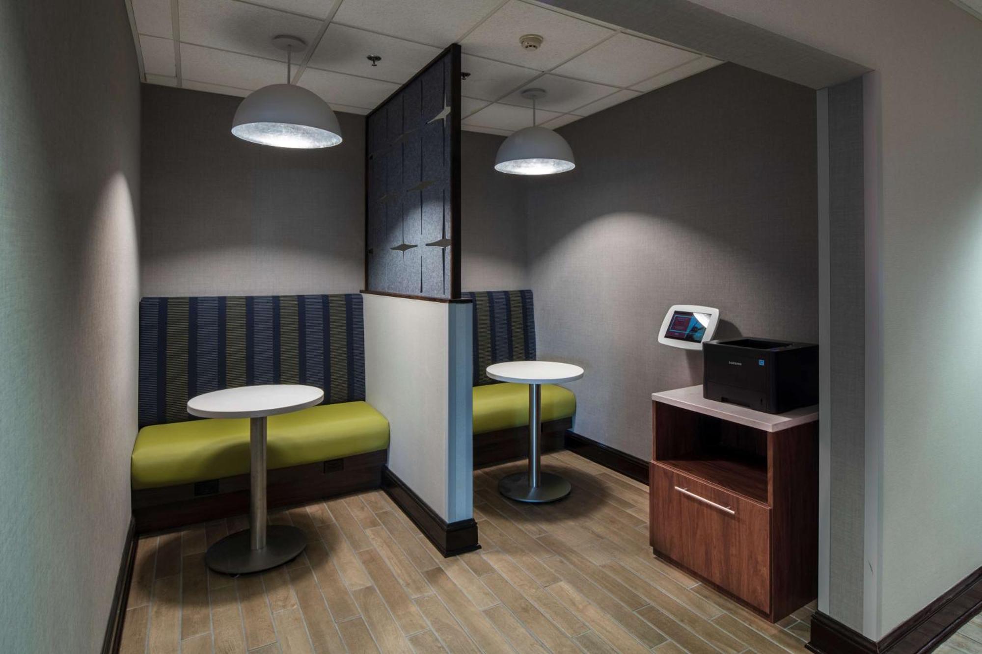 Hampton Inn & Suites Линкольншир Экстерьер фото