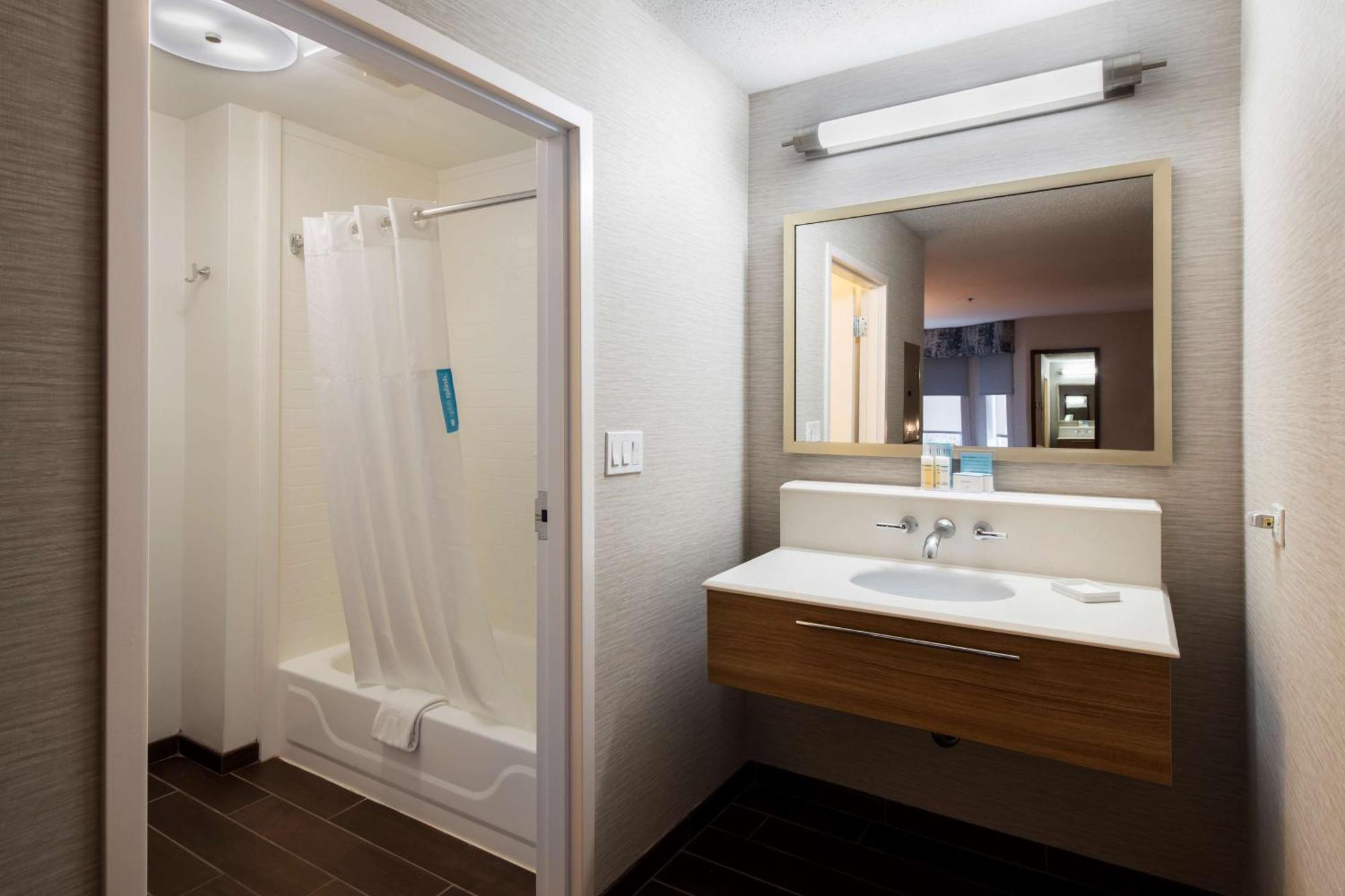 Hampton Inn & Suites Линкольншир Экстерьер фото